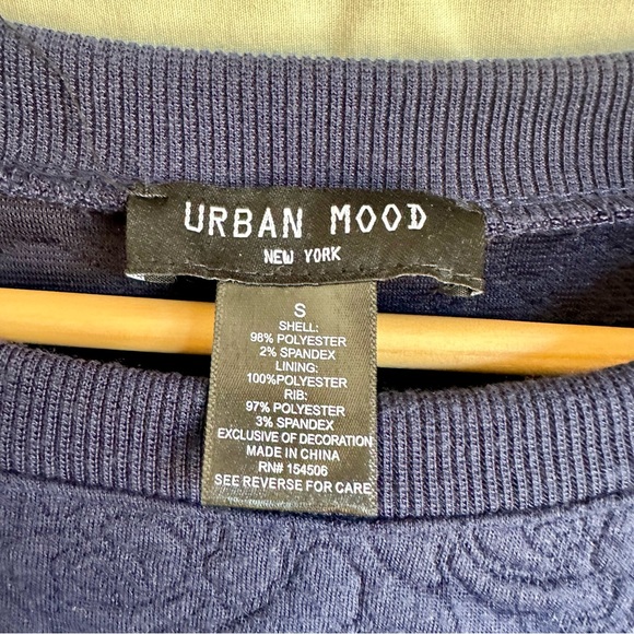 Urban Mood QUILTED & EMBROIDERED navy pullover with gorgeous rose motifs! - Picture 4 of 6